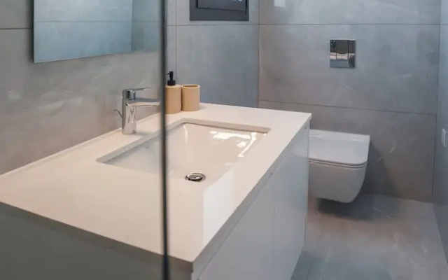 Elegant 2-bedroom Apt With Private Terrace
