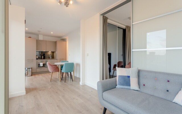 Modern 1 Bedroom Apartment With Views in Stratford