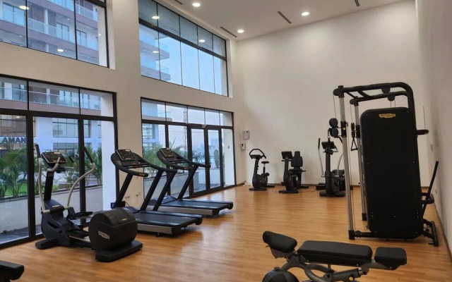 Luxurious & Comfy Gem-5 Star Location-pools, Gym!