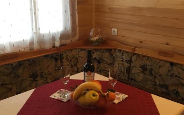 Еднофамилна дървена къщичка