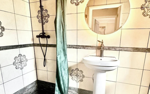 Peveril House, Spacious Eco-friendly Holiday Home