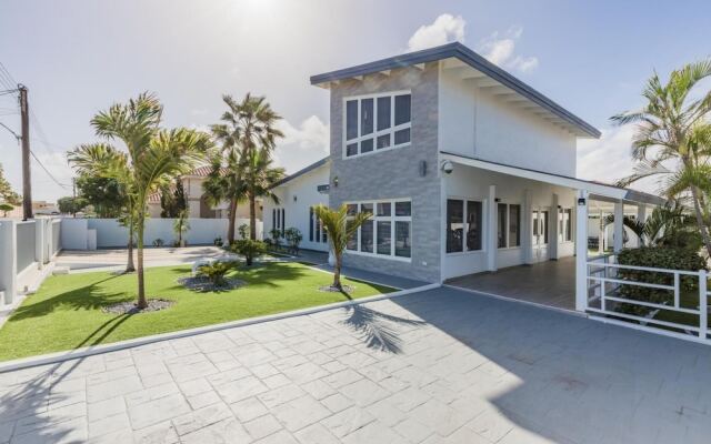 NEW Modern Stylish 6BR 6BA Villa Near Palmbeach