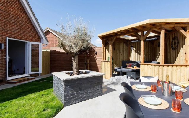 Coastal Retreat for 6 Close to Beaches