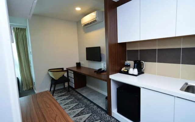 Utm Hotel & Residence