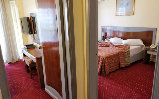 Trio Caroline Hotel