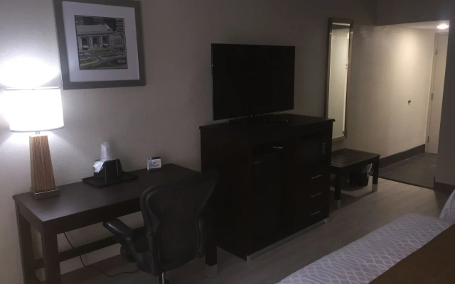 Orangewood Inn & Suites Kansas City Airport