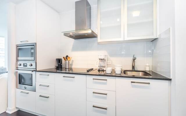 Couples Retreat @downtown With Lakeshore View