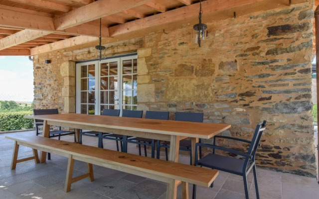 Hilltop Cottage With Pool