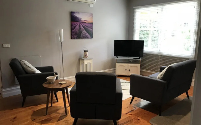 Lavender Cottage - Bright