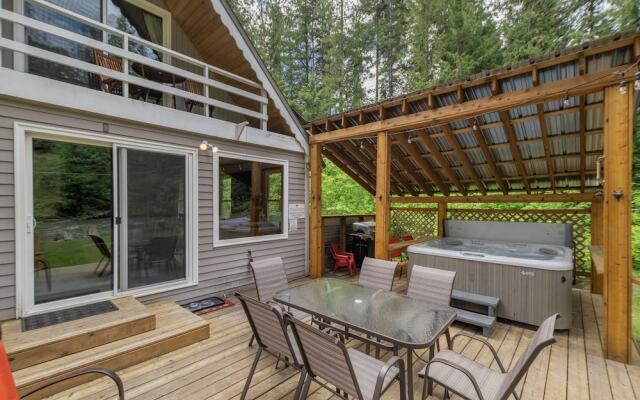 Chiwawa River Chalet 3 Bedroom Home by NW Comfy Cabins by RedAwning