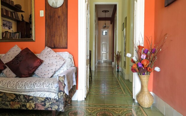 Hostal Balcones 2, Knocking on Cuba