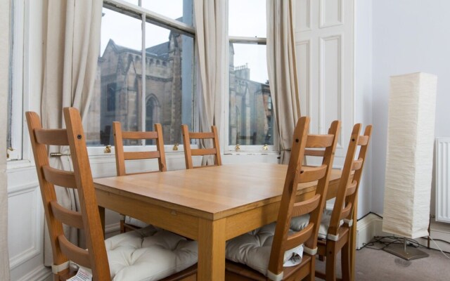 Spacious, Bright 5-br Flat for 10 in Edinburgh
