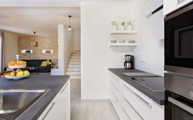 Seaside Villa With Swimming Pool in Funtana