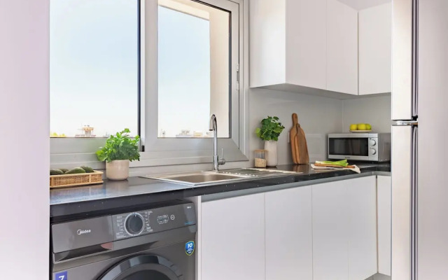 Sanders Cruise - Lovely 1-bdr Apt With Balcony