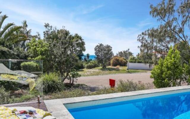 Barefoot Bungalow - Castaways Beach