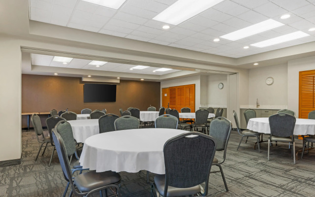 Best Western Plus Pembina Inn & Suites