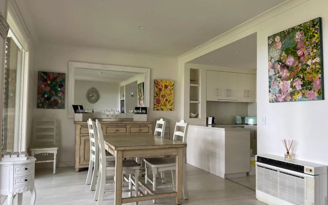 Villa Provincial, Cypress Lakes Resort, Two Bedrooms both with Private Ensuites, 2 KING or 4 SINGLE BEDS, Sensational Views – Guest Rooms – Pokolbin