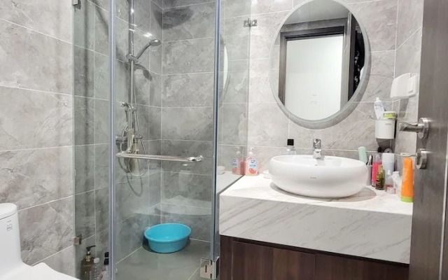 Modern Condo steps from Vincom Plaza