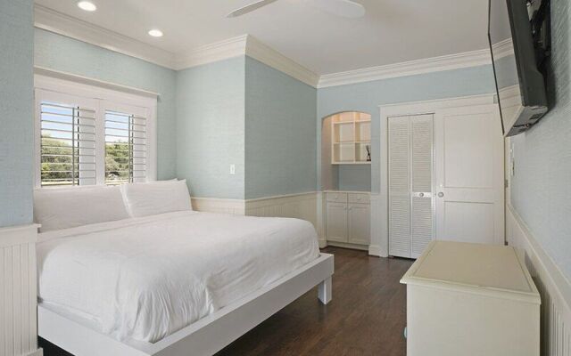 Bourbon Breeze by Five Star Properties