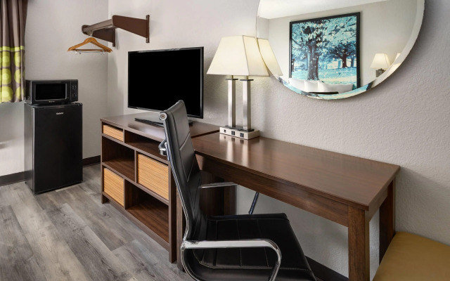 Super 8 by Wyndham Latham/Albany Airport