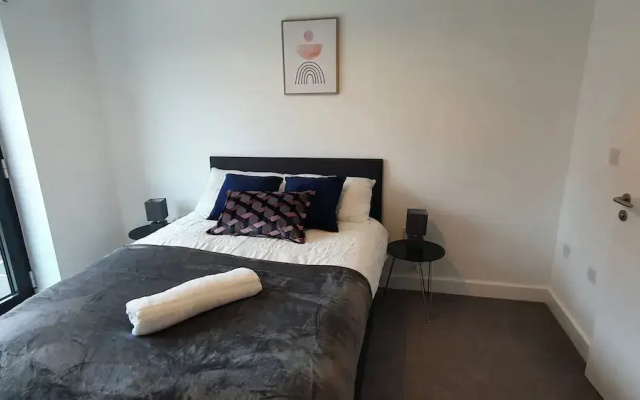 Balcony View Apartment- Sleeps 5 & Private Parking