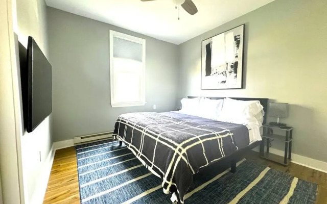 Modern Cozy Unit With King Bed