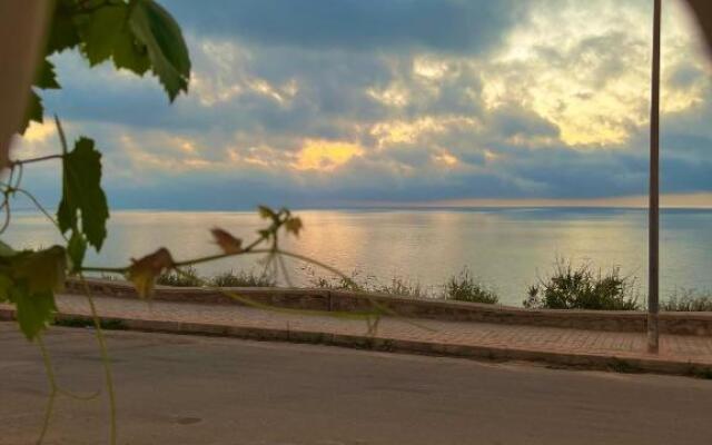 Seaside View: Enjoy Sunsets at fully equipped Apt.