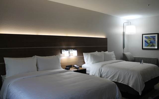 Holiday Inn Express & Suites Tulare by IHG