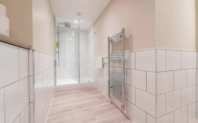 Stylish 3 Bedroom Maisonette