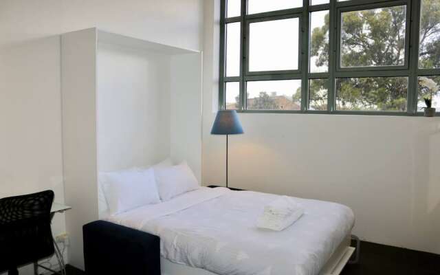 Cosy Newtown Studio Apartment With Swimming Pool