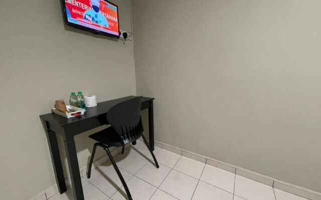 OYO 90338 Prima Saujana Budget Hotel