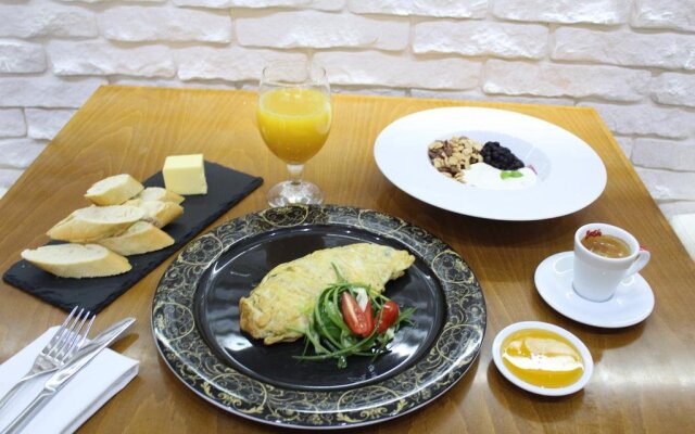 eL Cafe Bar & Restaurant
