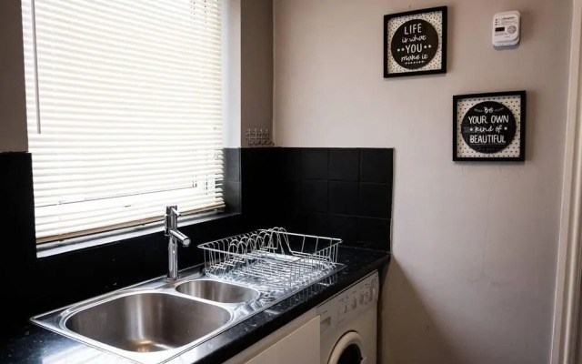 Stay Comfortable-close to City Centre-4 Bed House!