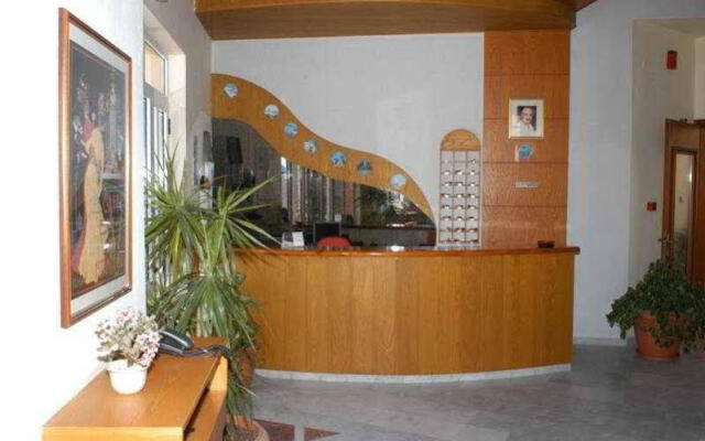 Daisy Hotel Apartments