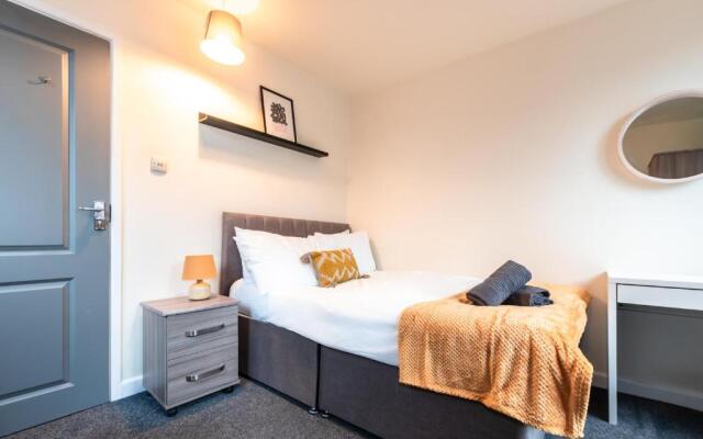 6 bed Residential home with Parking