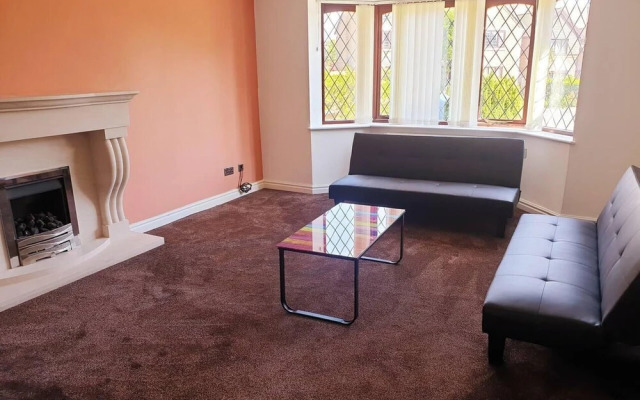 Lovely 4-bed , 3 Bath Villa in Bolton, Manchester