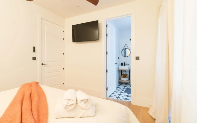 Amplio y moderno apartamento con tarima refrescante by Staynnapartments