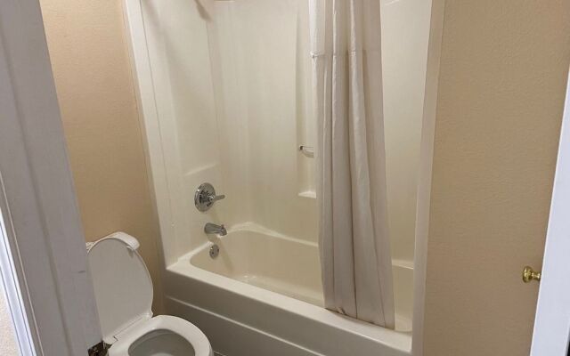 Ashwood Inn & Suites