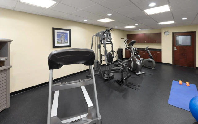 Days Inn & Suites by Wyndham Sam Houston Tollway