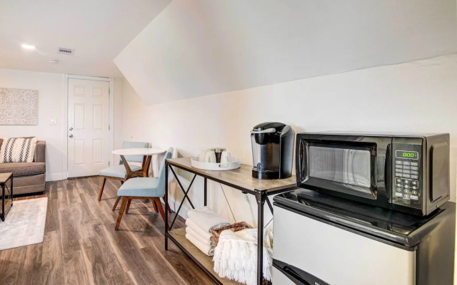 Walk to Beach: Charming Home w/ Deck in Galveston
