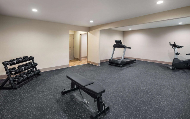 Super 8 by Wyndham Fallon