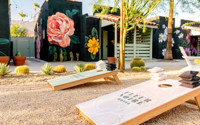 Fleur Noire Hotel