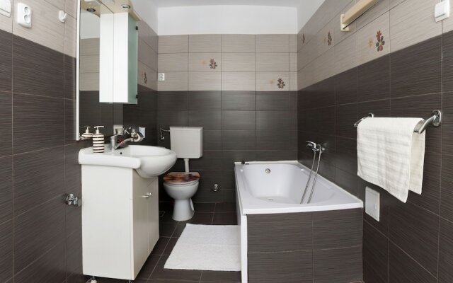 Iezer Residence