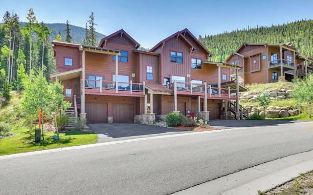 Ski Shuttle & Community Perks: Keystone Townhome