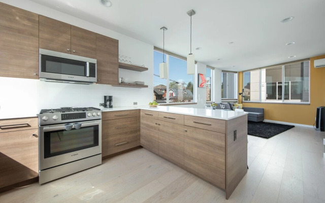 Hosteeva Modern Townhome w Rooftop