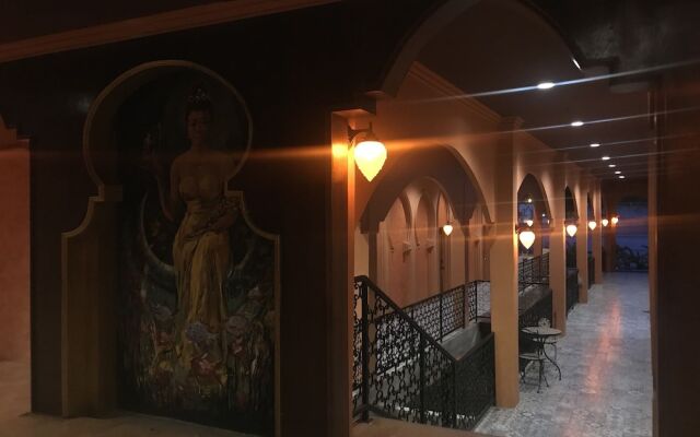 Bee Sleep Hostel & Nana Art gallery