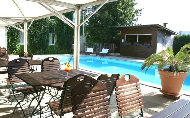 Brit Hotel Les Colonnes