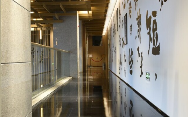 Le Moment City Resort Hotel