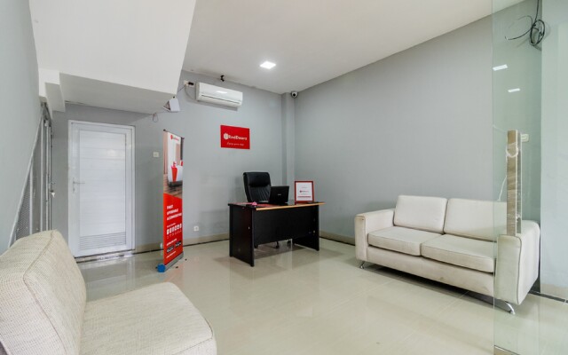 RedDoorz near Plaza Atrium Senen