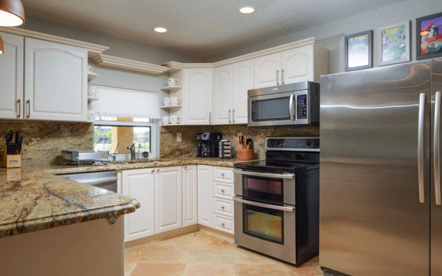 Golfview - Short Term Rental Certified by Weston. Private & Sanitized, Perfect for Social Distancing & Working From Home. Self Check-in. Private Pool, Pet Friendly. Super-host Support